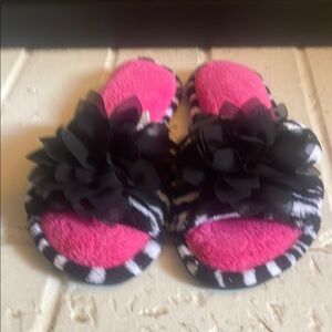 Dearfoams Sz 9-10 NWOT Black Floral Slippers